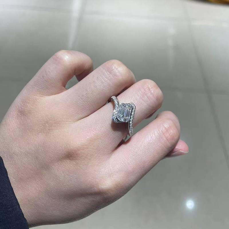 扭臂微镶祖母绿切割Women's RingS925银镀白金定制选款主石Moissanite2.0ct/副石高碳钻